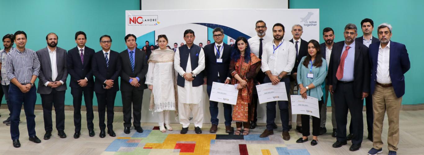 Minister, Vice Chancellor, Rector, NIC team, and start graduates pose for a photo