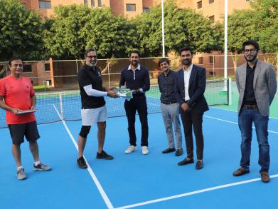 Aisam-ul-Haq Qureshi, Rizq’s Brand Ambassador Presents Token of Appreciation to LUMS 